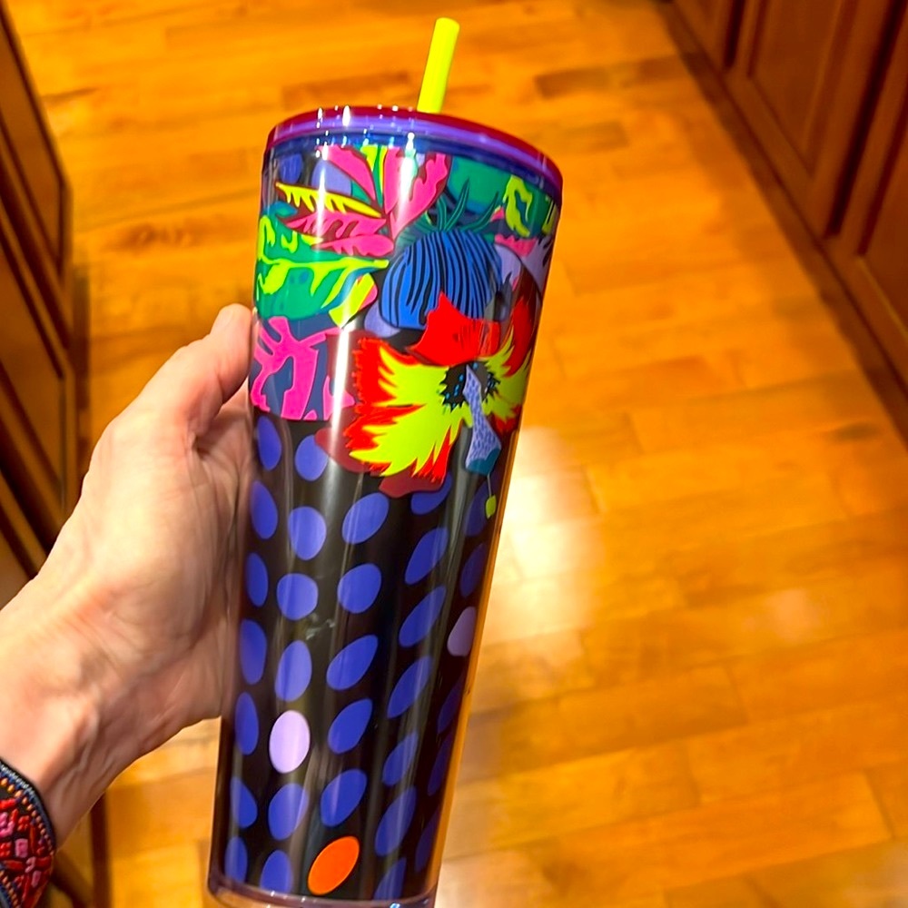 STARBUCKS Hawaiian 2023 🌺 Rare Design ✨ 24oz Tumbler
NEW with TAG